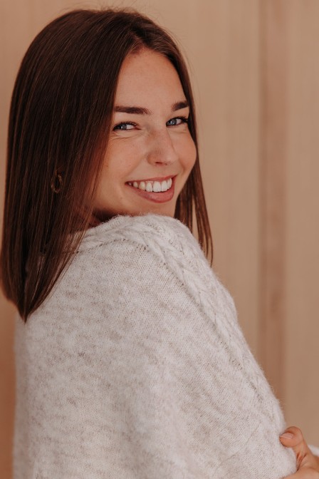 Femme avec un pull beige. Femme avec un pull beige.