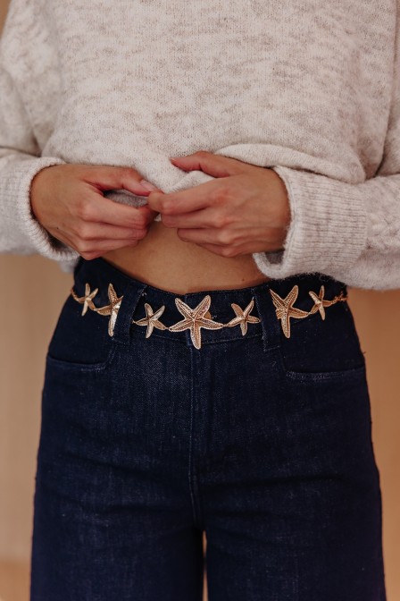 Femme avec une ceinture. Femme avec une ceinture.