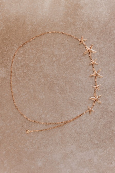 Femme avec une ceinture. Femme avec une ceinture.