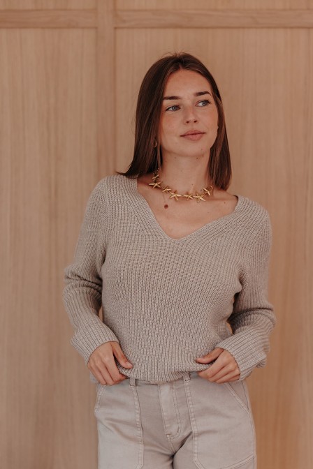 Femme avec un pull. Femme avec un pull.