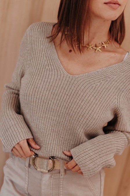 Femme avec un pull. Femme avec un pull.