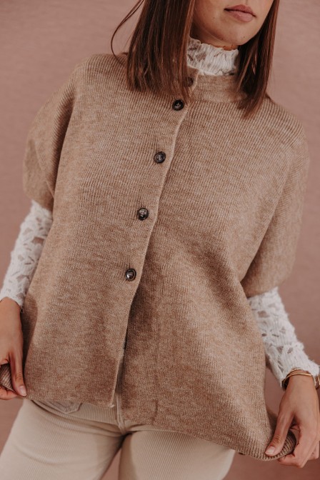 Femme avec un gilet. Femme avec un gilet.