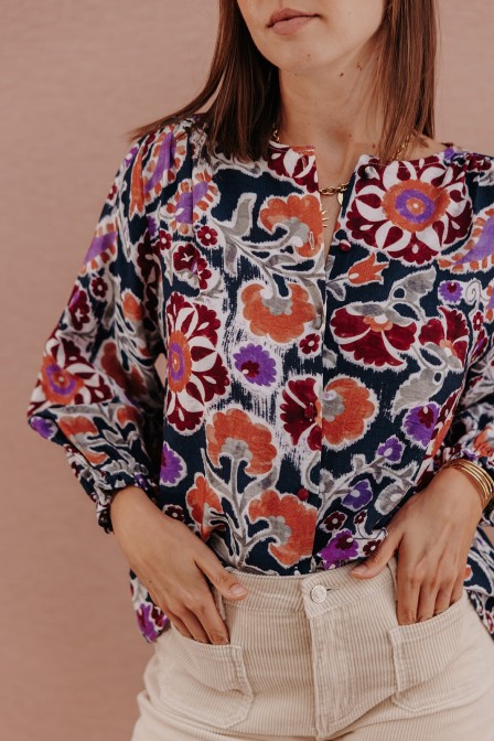 Femme avec une blouse. Femme avec une blouse.