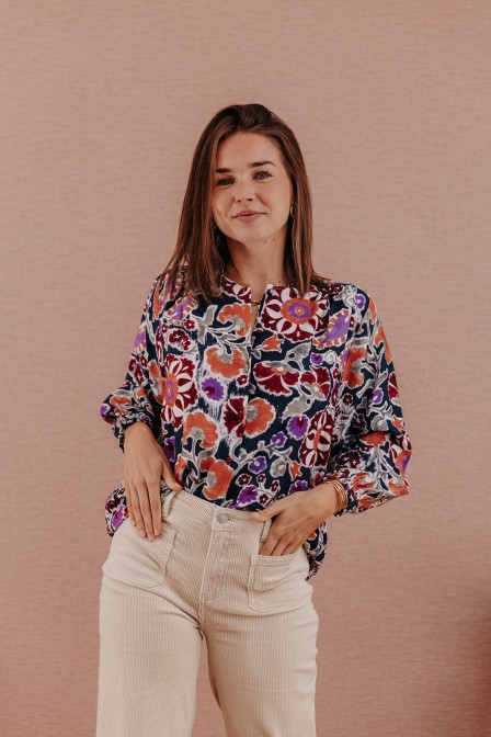 Femme avec une blouse. Femme avec une blouse.