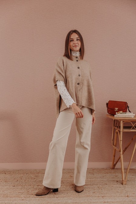 Femme avec un pantalon.