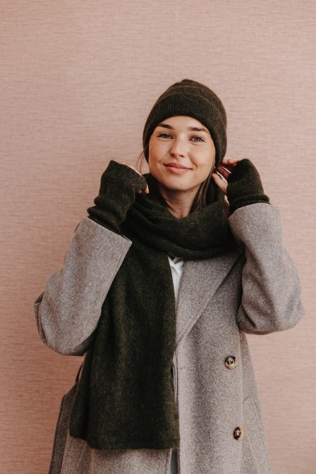 Femme avec un ensemble olive.