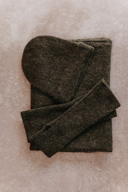 Femme avec un ensemble olive.