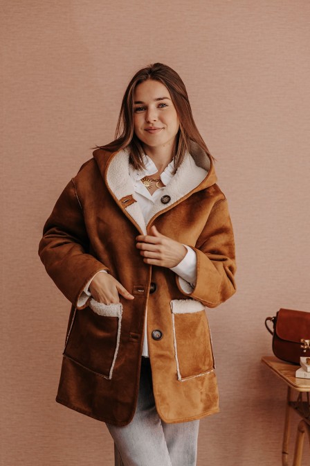 Femme avec une veste. Femme avec une veste.