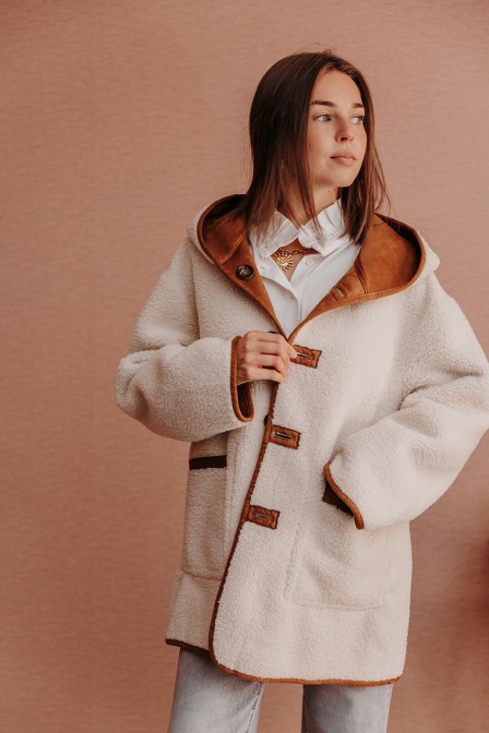 Femme avec une veste. Femme avec une veste.