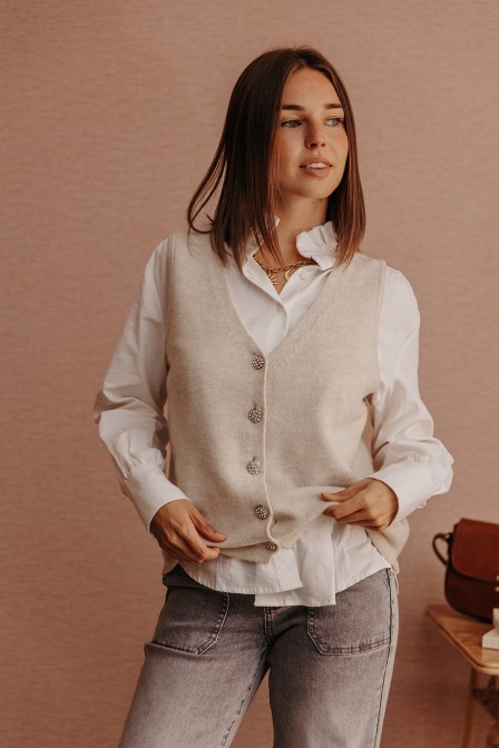 Zoom sur un pull porté par une femme. Zoom sur un pull porté par une femme.