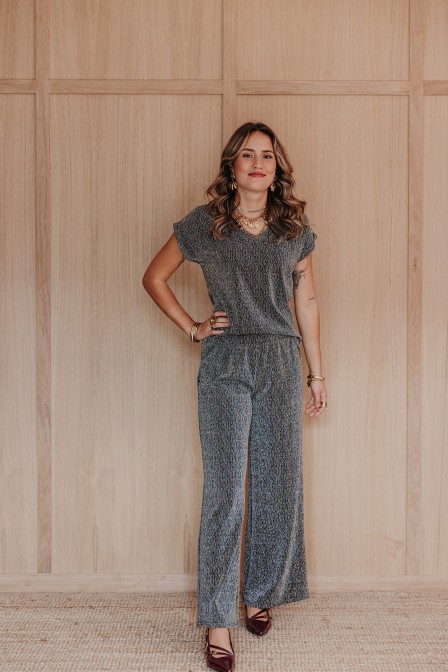 Femme avec un pantalon.