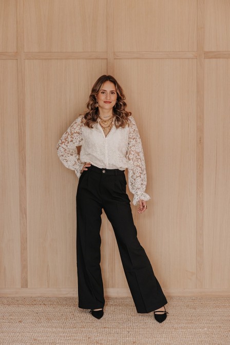 Zoom sur la chemise portée par une femme. Zoom sur la chemise portée par une femme.
