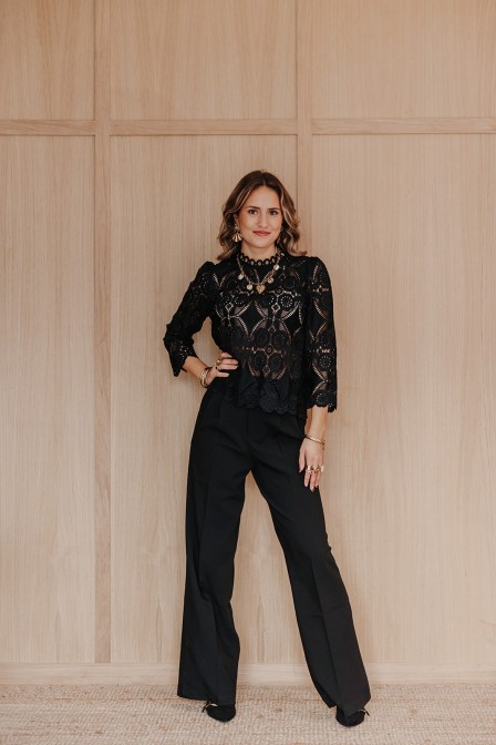 Femme avec un top noir.