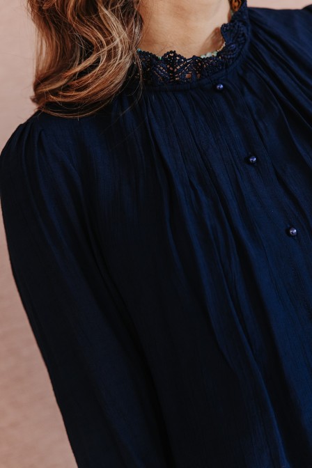 Femme avec une blouse.