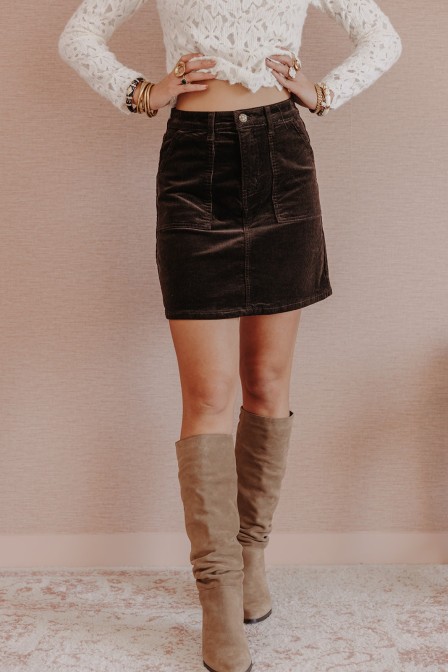 Femme avec une jupe marron.