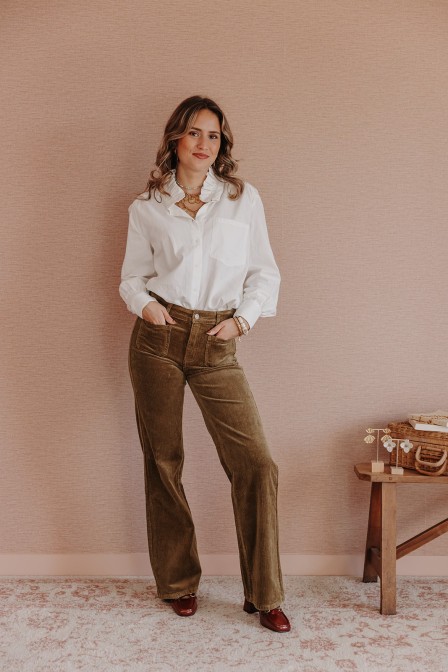 Femme avec un pantalon en velours.
