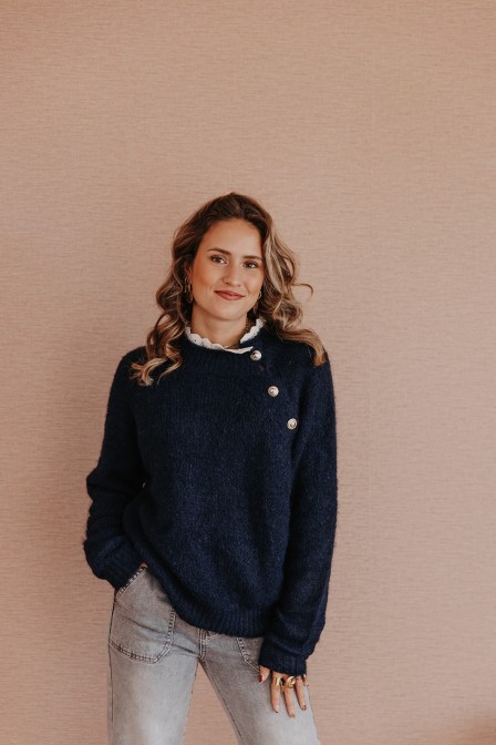 Femme avec un pull.