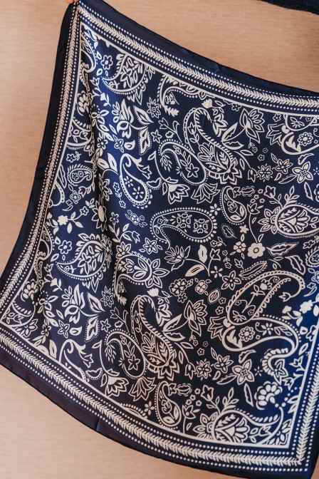 Femme qui tient un foulard. Femme qui tient un foulard.