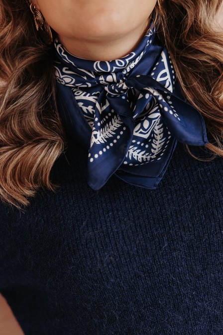 Femme qui tient un foulard. Femme qui tient un foulard.