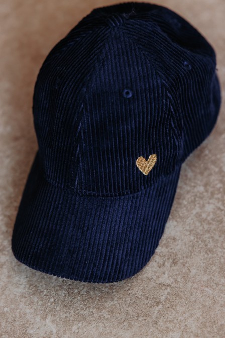 Femme avec une casquette. Femme avec une casquette.