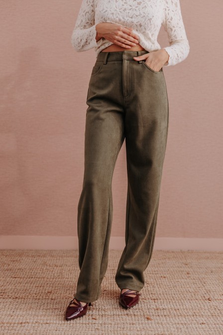 Femme avec un ensemble kaki. Femme avec un ensemble kaki.