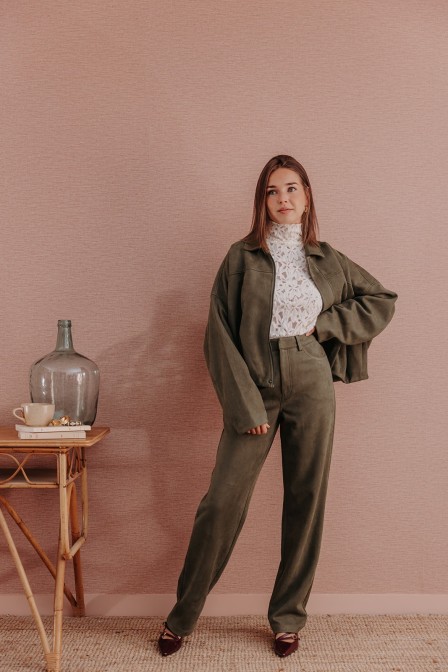 Femme avec un ensemble kaki. Femme avec un ensemble kaki.