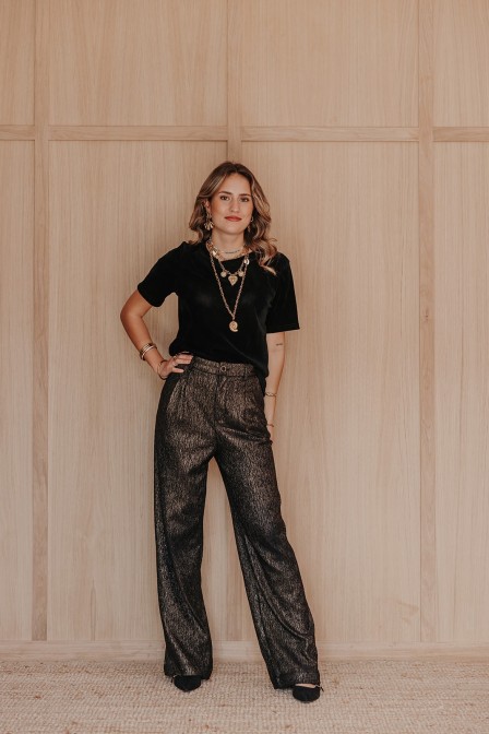 Femme avec un pantalon. Femme avec un pantalon.