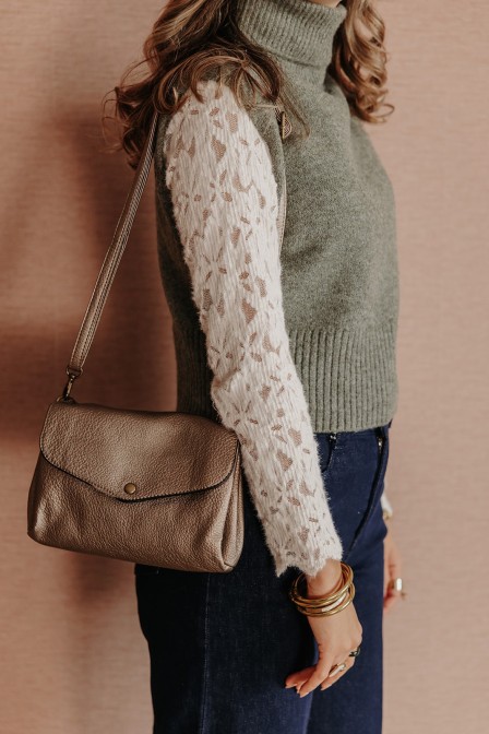 Femme qui tient un sac. Femme qui tient un sac.