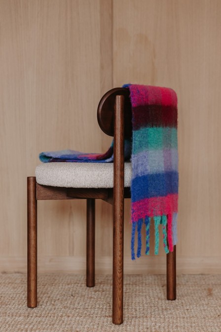 Echarpe posée sur une chaise. Echarpe posée sur une chaise.