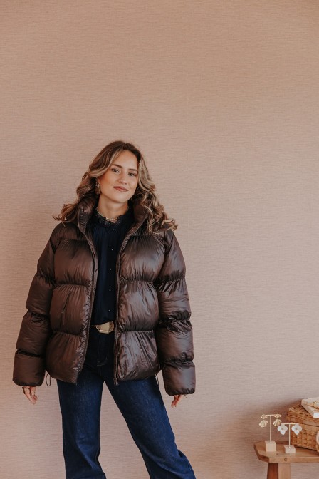 Femme avec une doudoune.