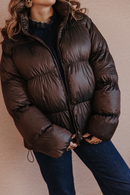 Femme avec une doudoune.