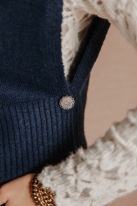 Femme avec un pull. Femme avec un pull.