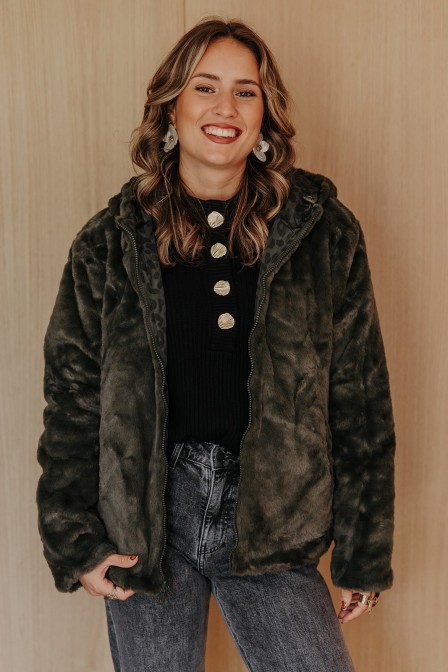 Femme avec une parka courte.