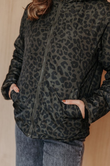 Femme avec une parka courte.