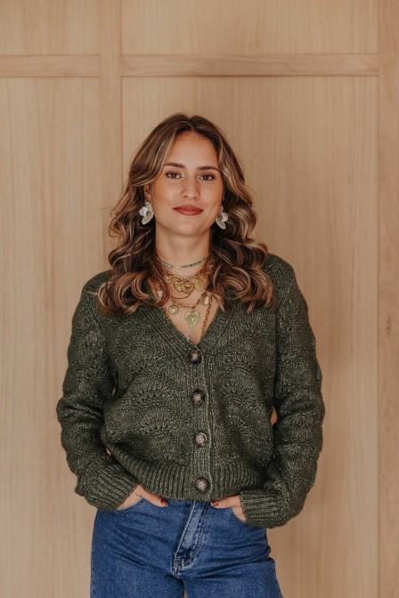 Femme avec un cardigan. Femme avec un cardigan.