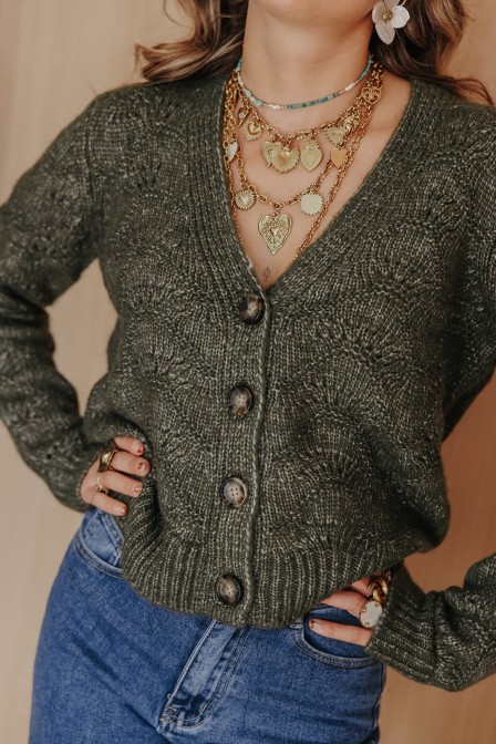 Femme avec un cardigan. Femme avec un cardigan.