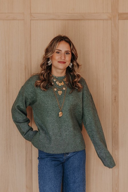 Femme avec un pull.