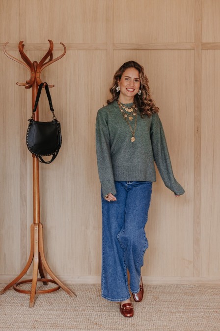 Femme avec un pull.