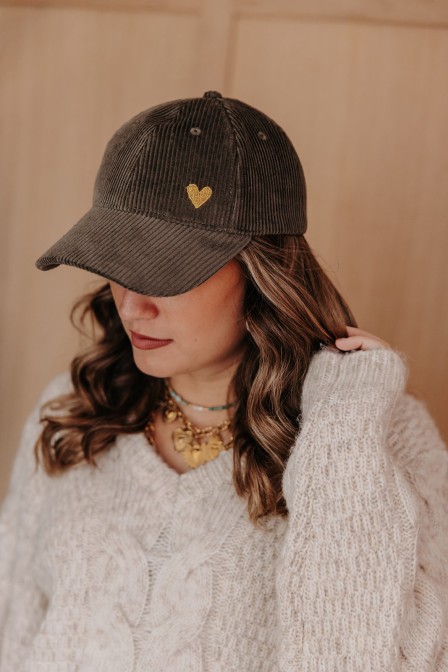 Femme avec une casquette. Femme avec une casquette.
