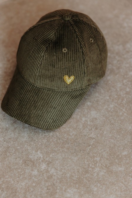 Femme avec une casquette. Femme avec une casquette.