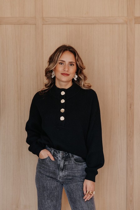 Femme avec un pull. Femme avec un pull.