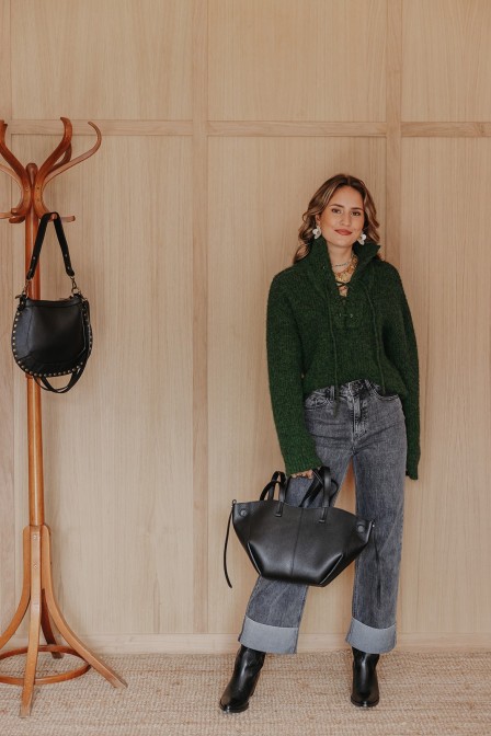 Femme avec un pull. Femme avec un pull.