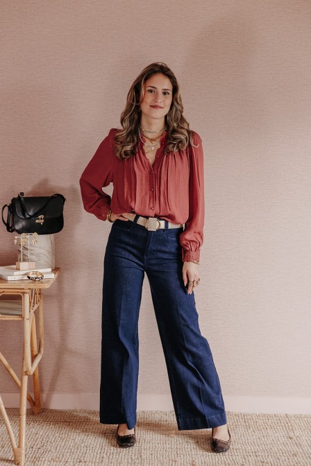 Femme avec une blouse. Femme avec une blouse.