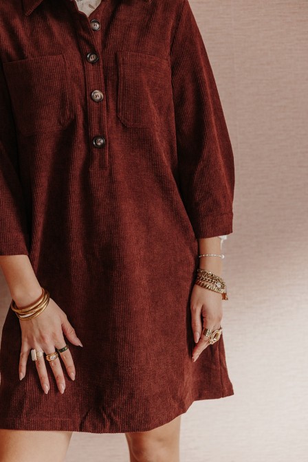 Femme avec une robe. Femme avec une robe.