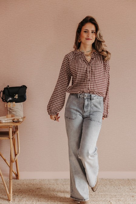 Femme avec une chemise. Femme avec une chemise.