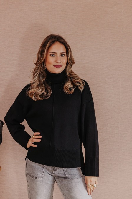 Femme avec un pull.