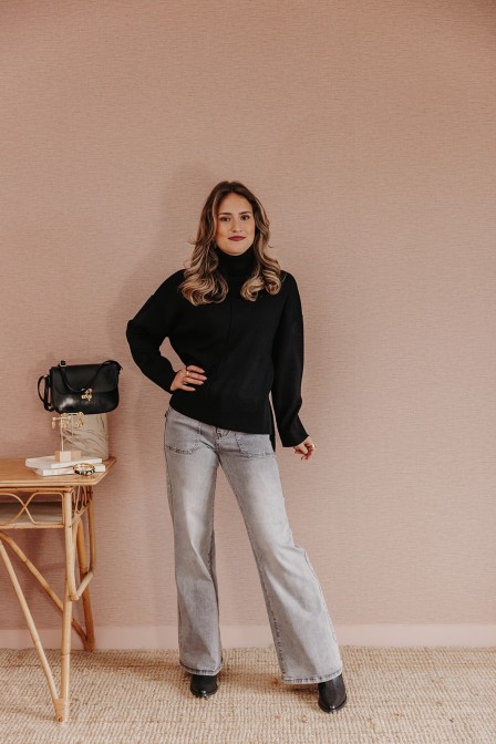 Femme avec un pull.