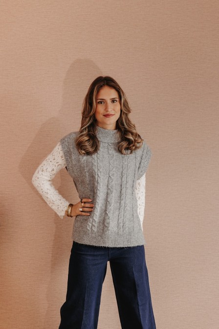 Femme avec un pull. Femme avec un pull.