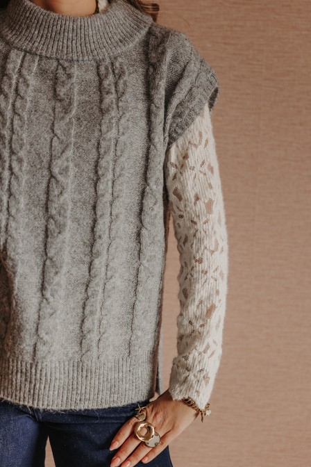 Femme avec un pull. Femme avec un pull.