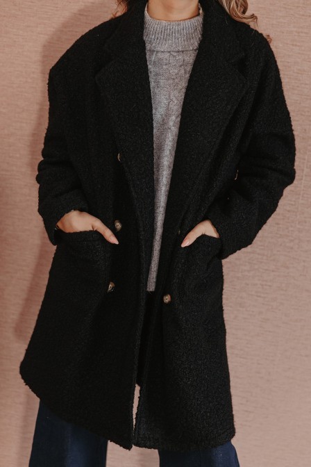 Femme avec un manteau. Femme avec un manteau.